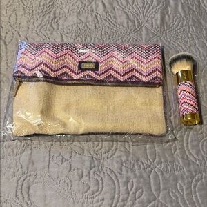 TARTE Large Fold Over Envelope Style Cosmetic Woven ZigZag Bag and Makeup Brush